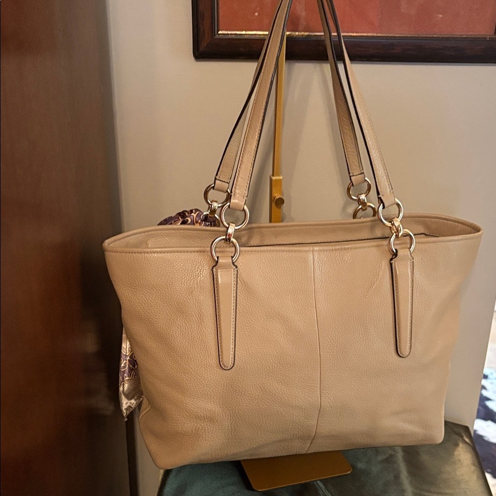 Chicago Coach Ellis Beige Leather Tote with Gold Hardware and Decorative Scarf - Picture 6 of 15
